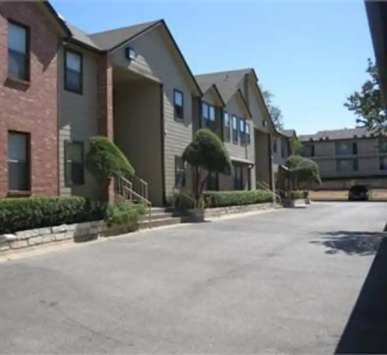 Davis Square Apartments exterior, Brentwood, Austin TX