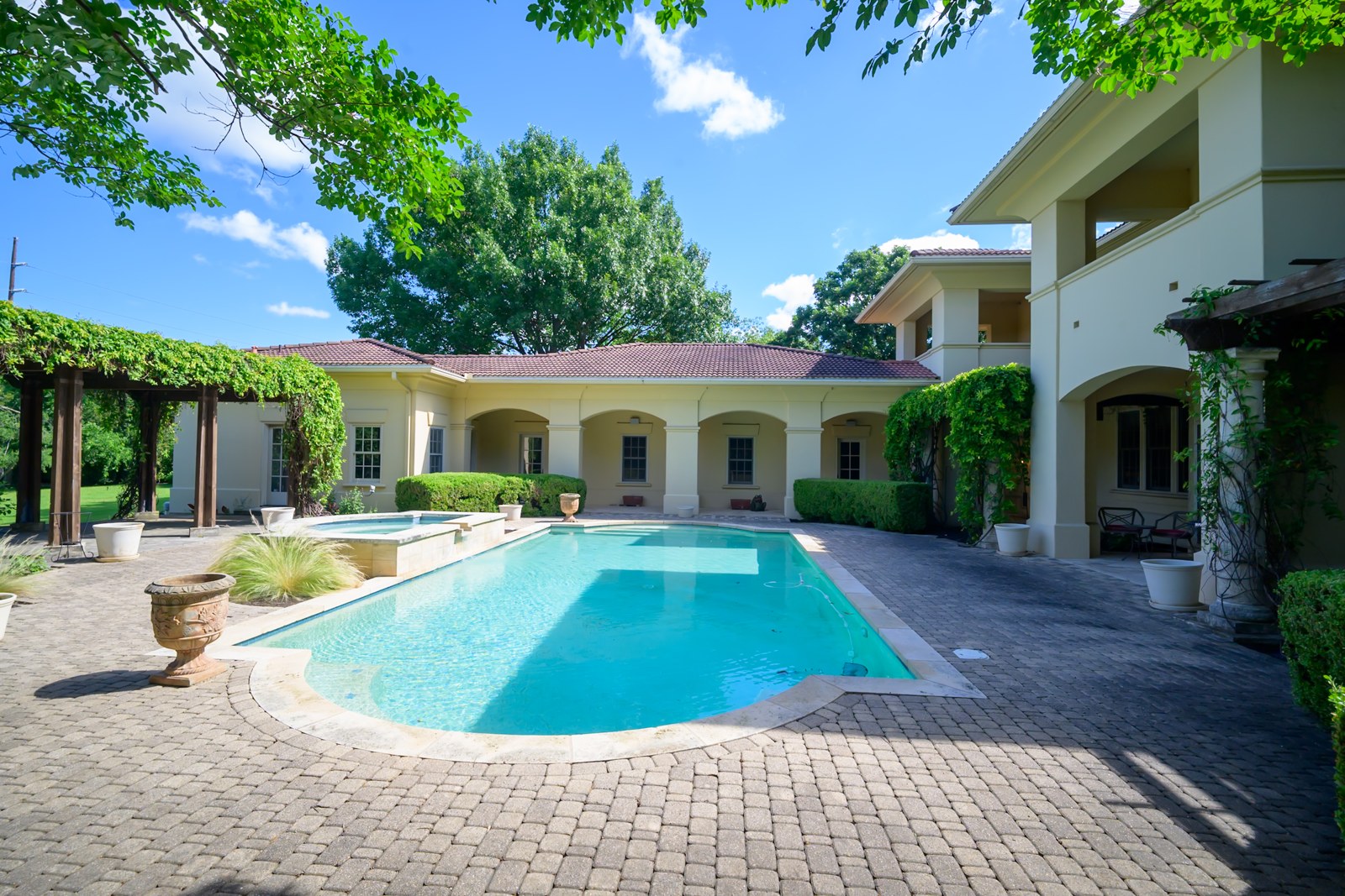 602 Las Lomas pool and courtyard, Austin, TX