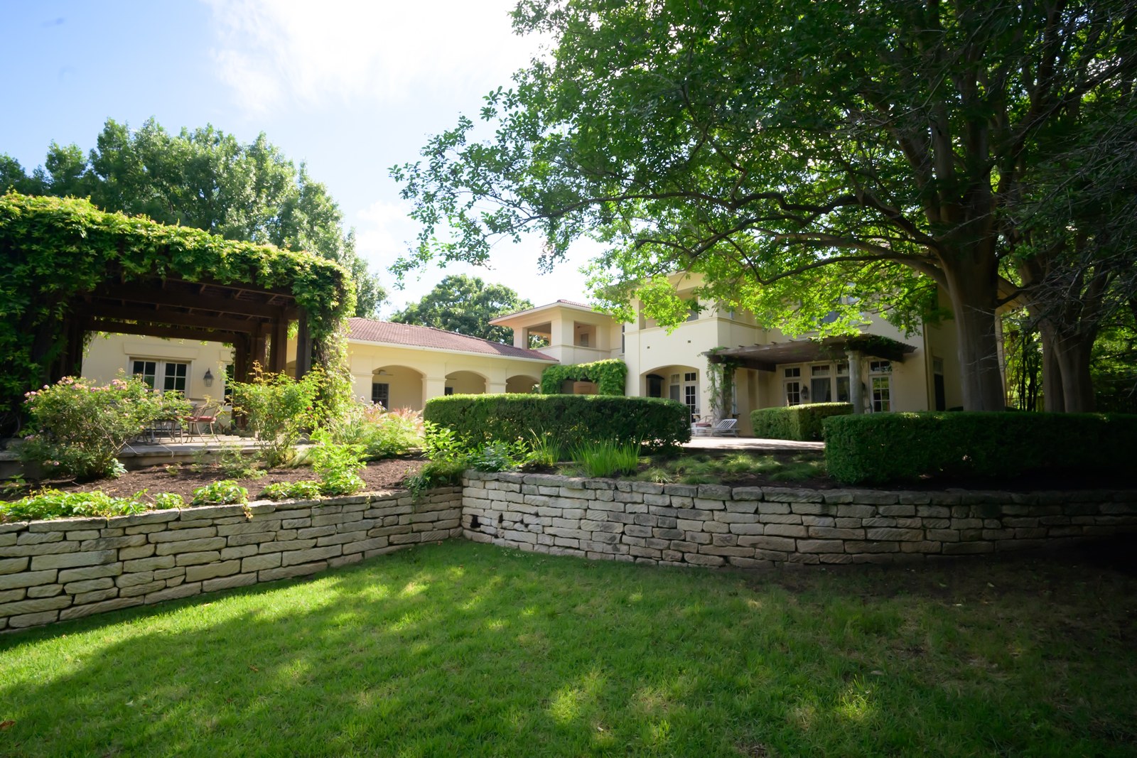 602 Las Lomas rear grounds and pergola, Austin, TX